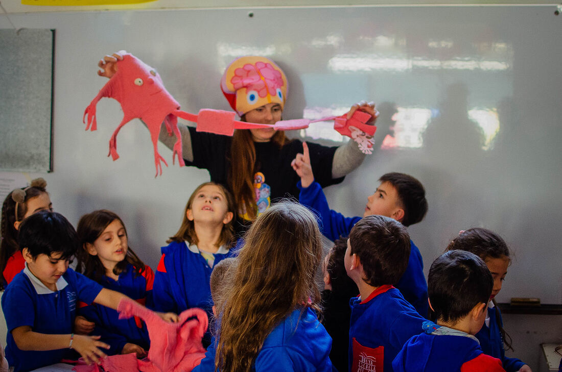 Clase del Proyecto Cerebrones de NES: una docente muestra a los alumnos un modelo del cerebro