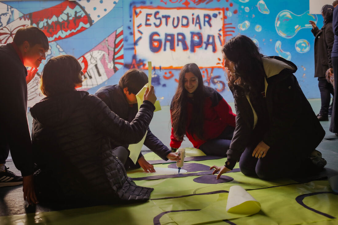 Estudiantes de NES trabajando en equipo en una actividad creativa